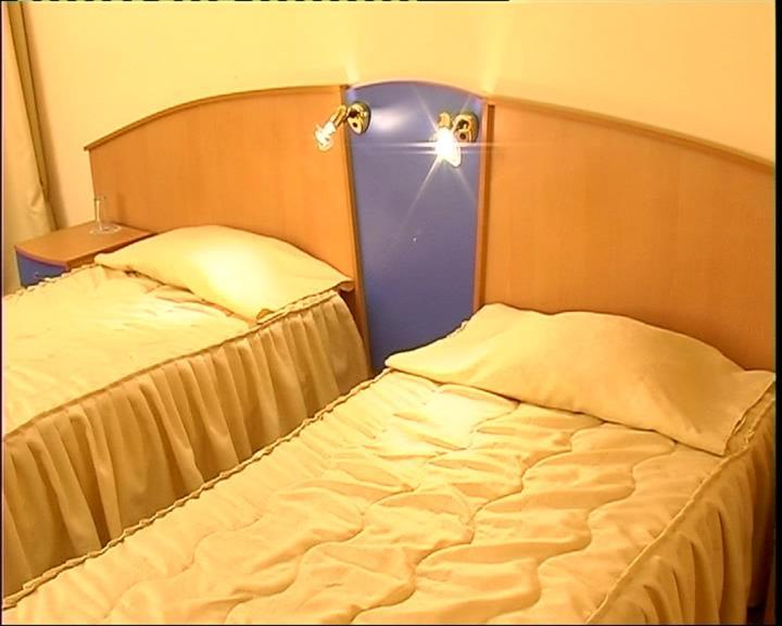 Elbrus Hotel Pazardzhik Room photo